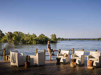 Sanctuary Sussi & Chuma: Außendeck mit Blick über den Fluß
