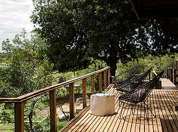 Simbavati Hilltop Lodge: Designerstühle auf der Terrasse.