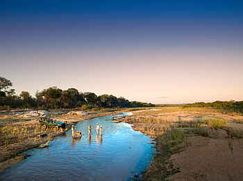 Tengile River Lodge: Sundowner im Flussbett