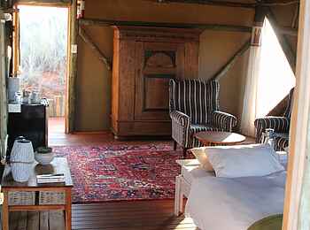 Teufelskrallen Tented Lodge: Bett und Wohnbereich Teufelskrallen Tented Lodge: Bett und Wohnbereich