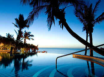 Anantara Bazaruto Island Resort and Spa: Hotelpool bei Nacht
