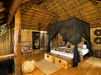 Chamilandu Bushcamp: Gästechalet mit großem Doppelbett Chamilandu Bushcamp: Gästechalet mit großem Doppelbett