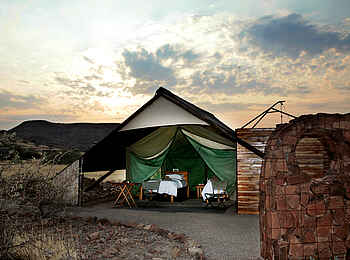 Etendeka Mountain Camp: Zelt von Außen Etendeka Mountain Camp: Zelt von Außen