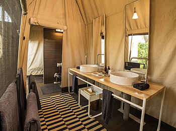Gomoti Plains Camp: Luxury Tent Waschtisch