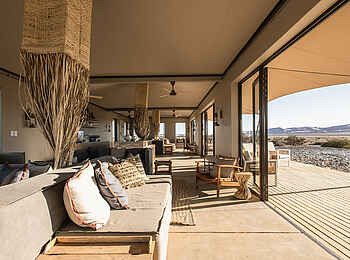 Kulala Desert Lodge: Offen gestaltete Lounge