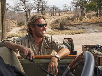 Kwihala Camp: Fröhlicher Guide mit Funkgerät