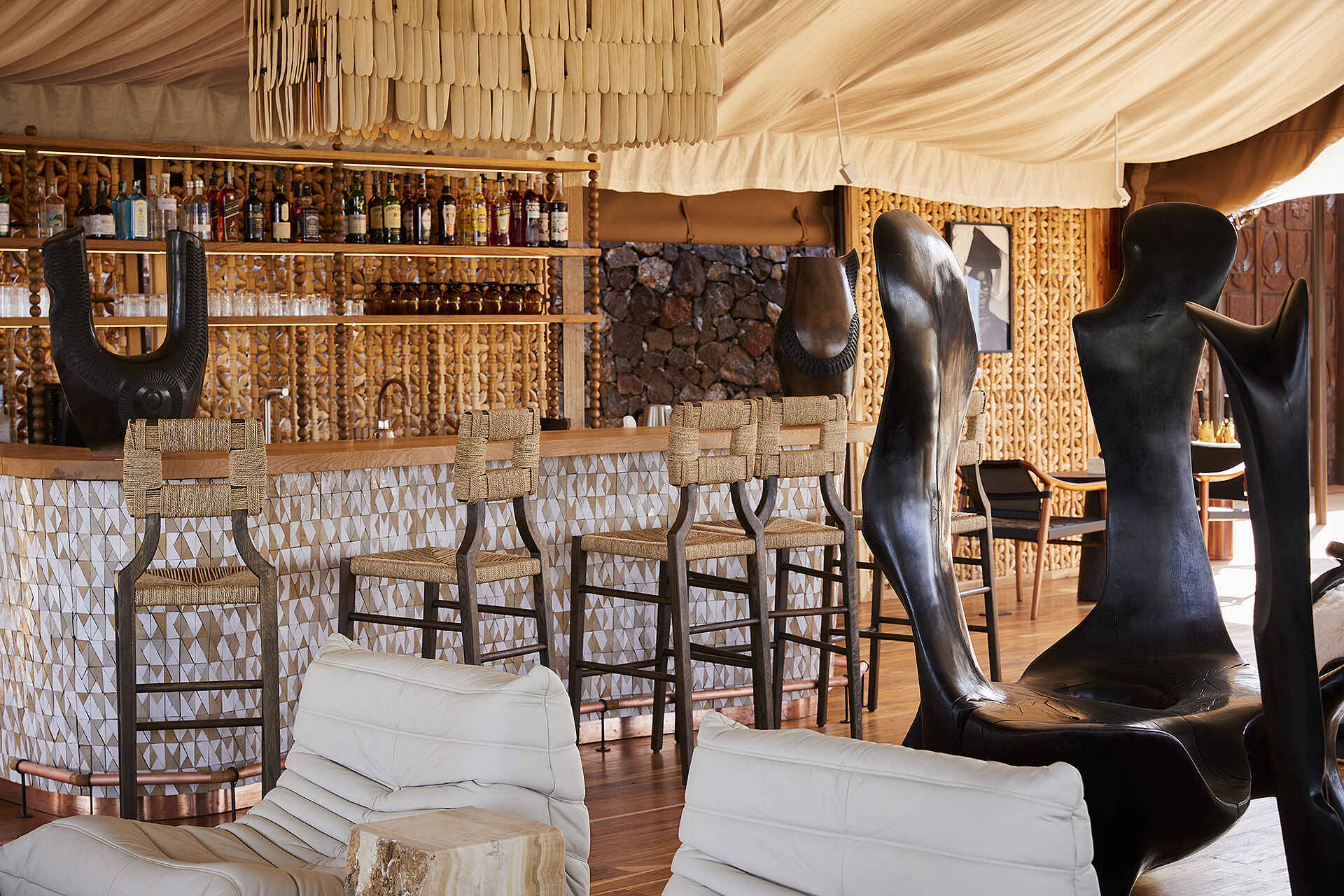 Laba Grumeti Art Lodge: Die Bar im Zentralbereich Laba Grumeti Art Lodge: Die Bar im Zentralbereich