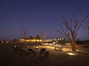 Little Kulala Lodge: Abendstimmung in der Lodge Little Kulala Lodge: Abendstimmung in der Lodge