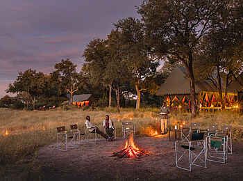 Mbamba: Lagerfeuer am Abend Mbamba: Lagerfeuer am Abend