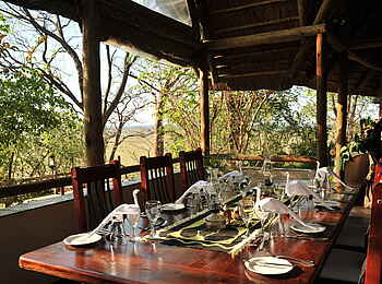 Muchenje Safari Lodge: Gedeckte Tafel
