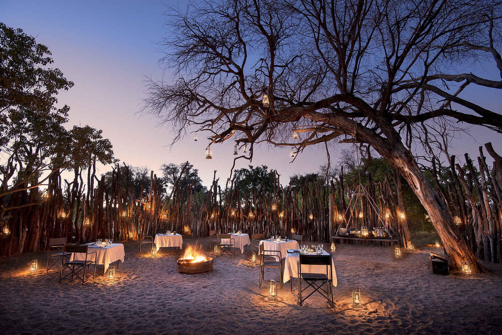 Nxabega Okavango Tented Camp: Abendessen bei Kerzenschein Nxabega Okavango Tented Camp: Abendessen bei Kerzenschein