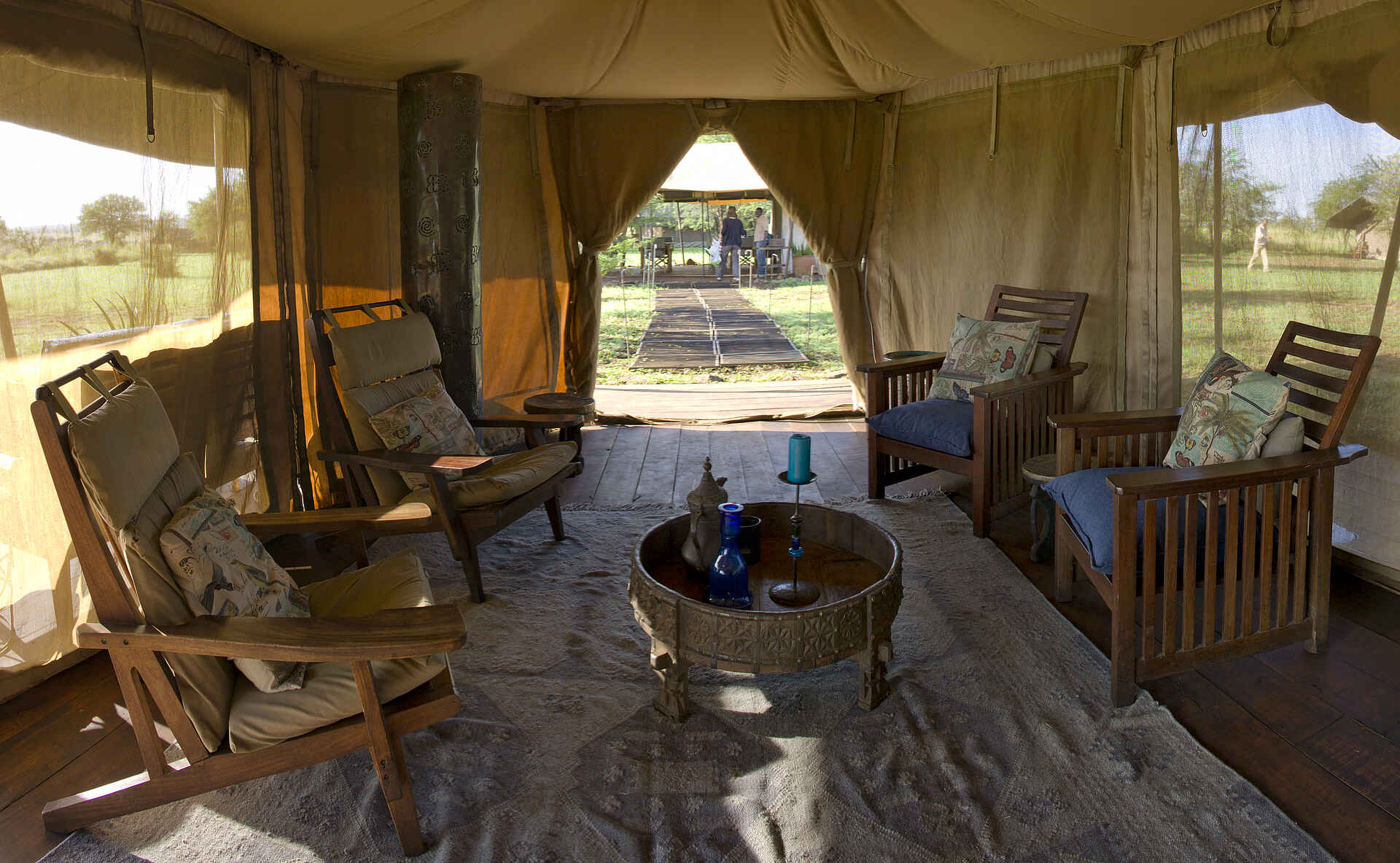 Ronjo Camp: Sessel im Loungezelt Ronjo Camp, Serengeti, Tanganyika Expeditions, Loungezelt, Sessel, Afrikarma, Afrikarma Safaris, Afrikarma Safaris - Wildnis. Hautnah., Afrikarma.de