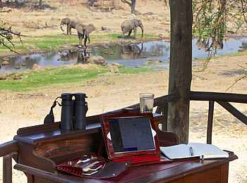 Ruaha River Lodge: Schreibtisch mit Blick Ruaha River Lodge: Schreibtisch mit Blick