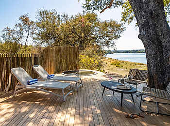 Victoria Falls Hippo Creek Villa: Die Terrasse mit Plungepool und Sonnenliegen