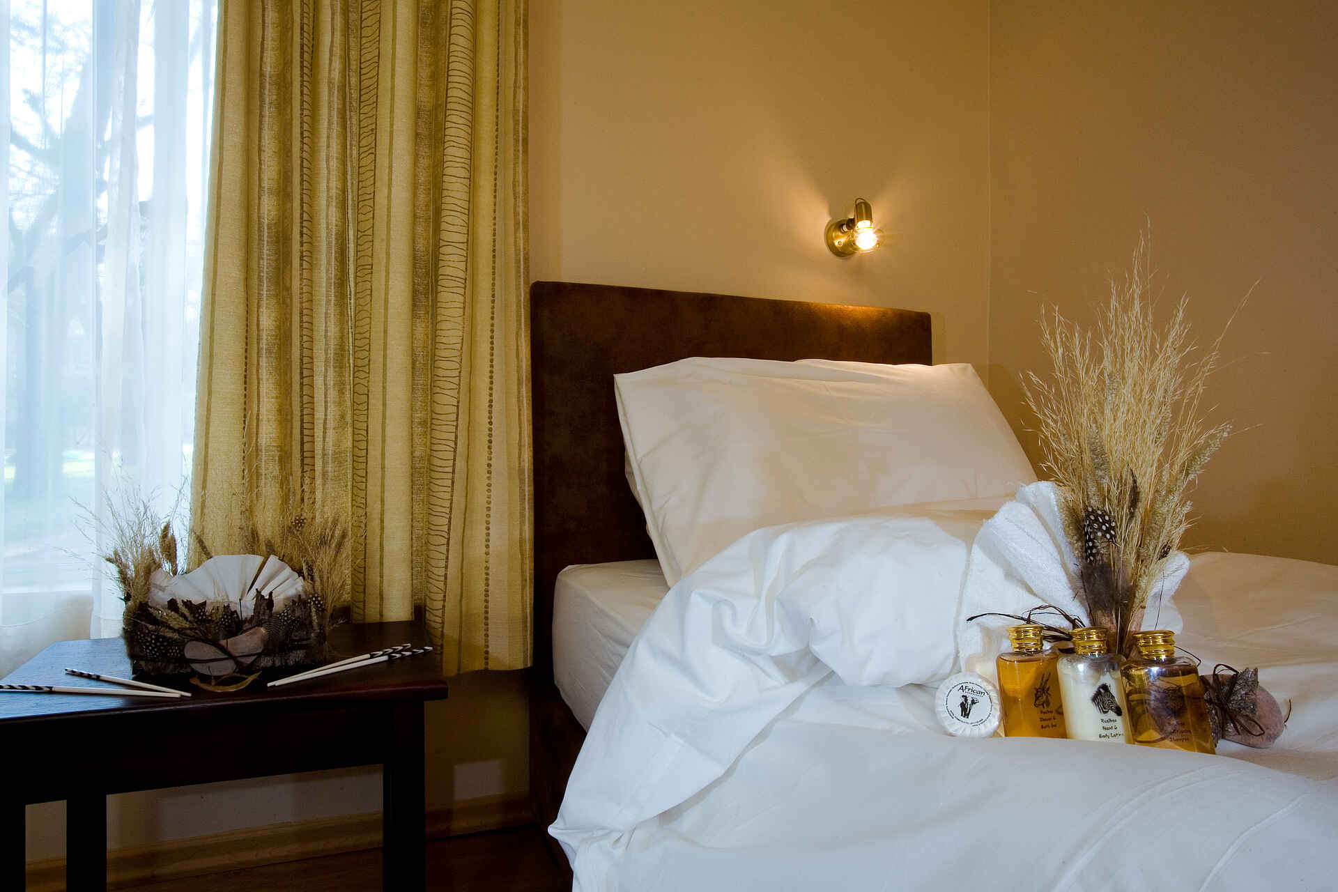 Waterberg Restcamp: Willkommensgruß auf dem Zimmer Namibia, Namibia Wildlife Resorts, Otjiwarongo, Waterberg Camp, Waterberg Plateau, Ambient, Bett, Betten, Einrichtung, Schlafzimmer, Afrikarma, Afrikarma Safaris, Afrikarma Safaris - Wildnis. Hautnah., afrikarma.de