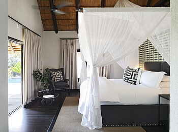 Londolozi Private Granite Suites: King Size Bett in der Suite