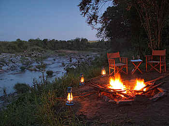 Naibor Camp: Feuer mit Sundowner Naibor Camp: Feuer mit Sundowner