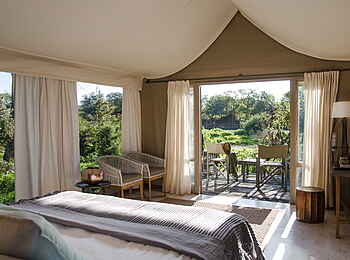 Simbavati River Lodge: Blick in Freie und auf Sitzecke