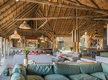 Simbavati River Lodge: Lounge mit Blick auf Bar