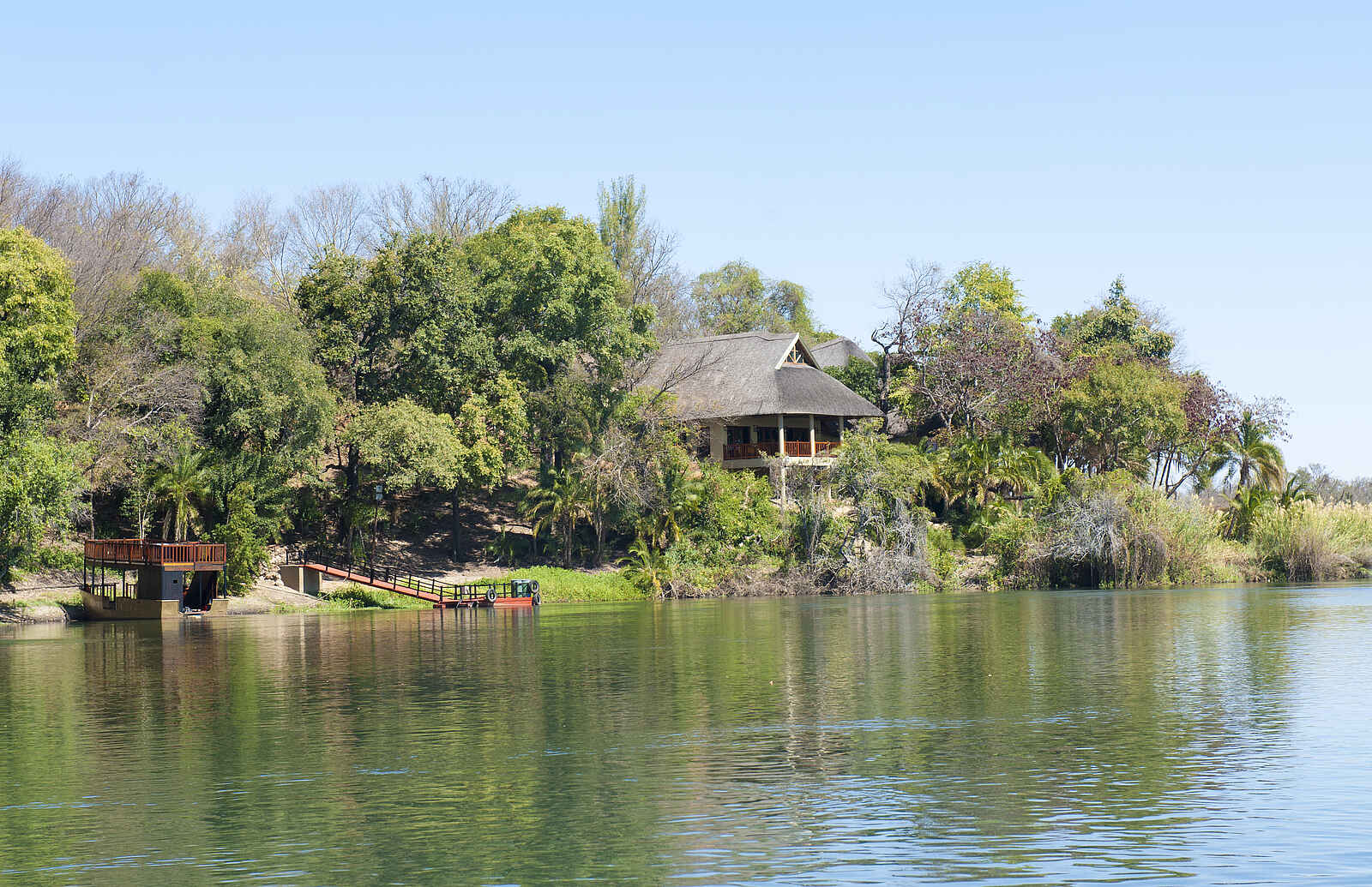 Divava Okavango Lodge and Spa: Ansicht vom Fluss aus Divava Okavango Lodge and Spa: Ansicht vom Fluss aus