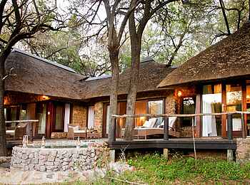 Dulini Lodge: Suite mit Terrasse und Pool