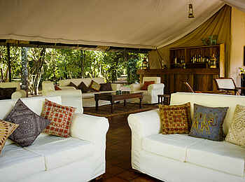 Governors' Il Moran Camp: Entspannte Atmosphäre in der Bar mit bequemen Loungesofas