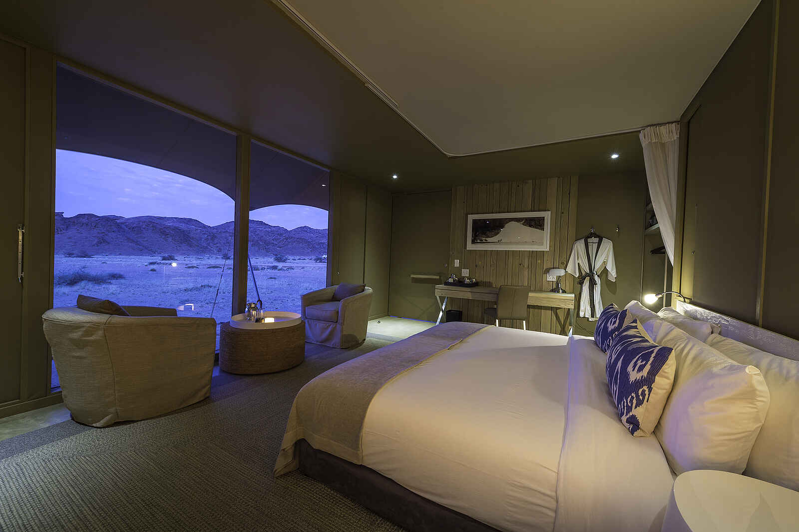 Hoanib Skeleton Coast Camp: Schlafzimmer mit Panoramafenster Hoanib Skeleton Coast Camp: Schlafzimmer mit Panoramafenster