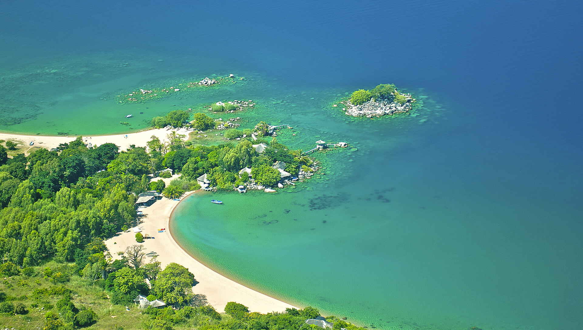 Lake Malawi, Likoma Island, Malawisee, Strand, Felseninsel, Kaya Mawa, Gesamtansicht, Luftbild, afrikarma, Afrikarma Safaris, afrikarma.de, James Lightfoot