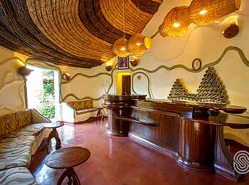 Lake Manyara Serena Lodge: Rezeption unter kunstvollem Reiddach