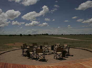 Nxai Pan Camp: Boma vor dem Deck