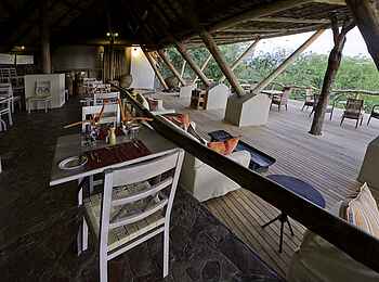 Ongava Lodge: Speiseraum und Deck Ongava Lodge: Speiseraum und Deck