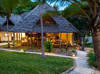 Pole Pole Bungalows: Blick auf das Restaurant