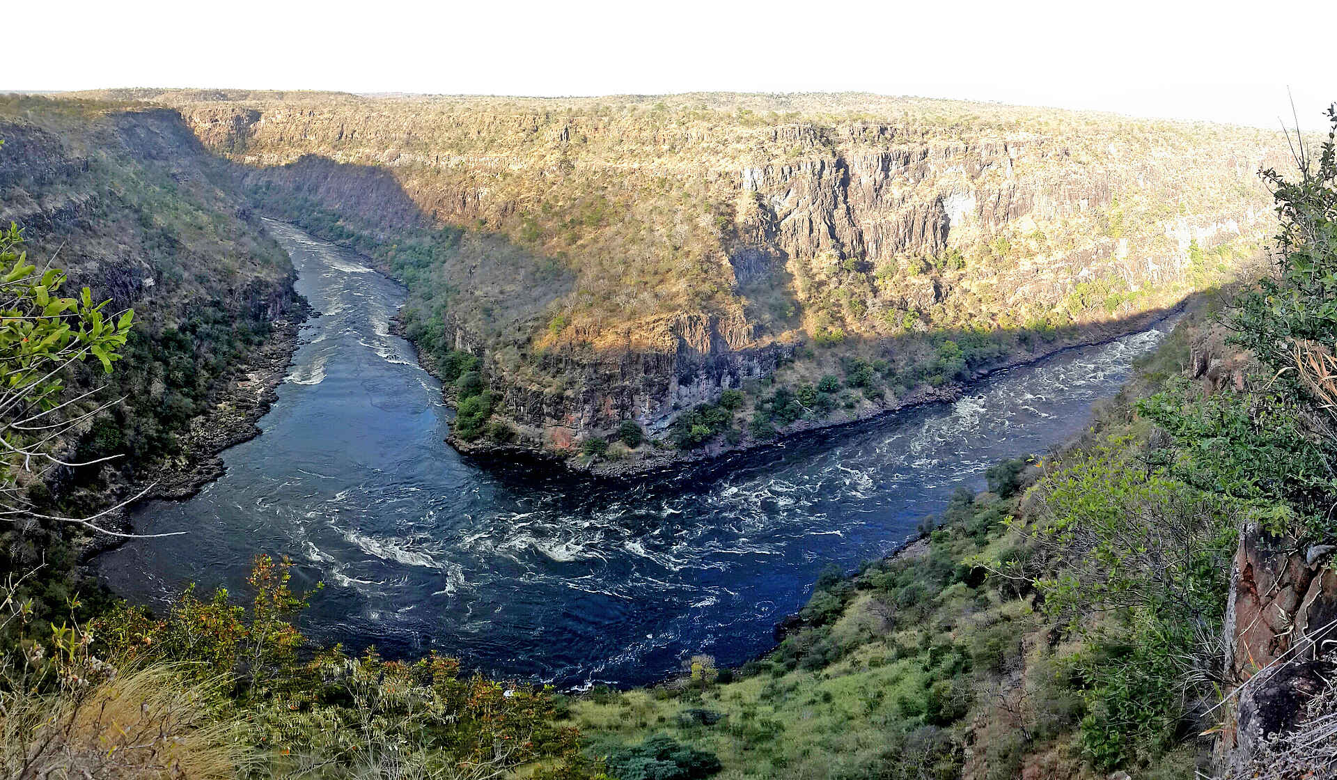 Batoka Gorge, Bush Zen, Taita Falcon Lodge, Augur Buzzard, Greifvögel, Rapid 17, Taita Falcon, Vereaux Eagle, Landschaft, Luftbild, Panorama, Afrikarma, Afrikarma Safaris, Afrikarma Safaris - Wildnis. Hautnah., Afrikarma.de