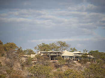 The Elephant Camp: Blick vom Wasserloch zum Camp