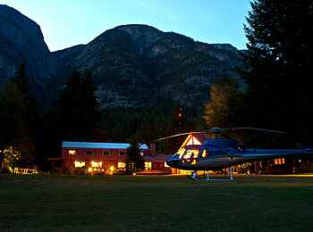 Tweedsmuir Park Lodge: Hauptgebäude mit Helikopter