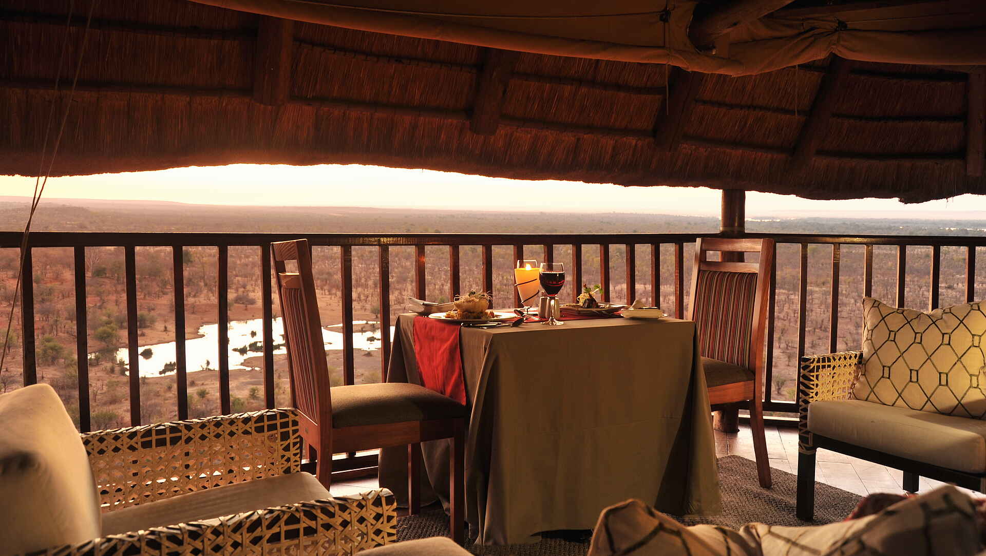 Hochebene, Luxus, Luxusresort, Plateau, Sambesi Nationalpark, Simbabwe, Victoria Falls, Victoria Falls Safari Lodge, Wasserfälle, Wasserloch, Waterhole, Zambezi National Park, Zimbabwe, Sambesi, Zambezi River, Entspannung, Erholung, Essen, Mahlzeit, Panorama, Service, afrikarma, afrikarma.de, Africa Albida Tourism Collection, Afrikarma Safaris - Wildnis. Hautnah.