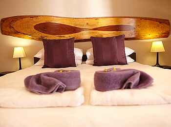 Villa Violet: Kopfende Bett im Zimmer 6