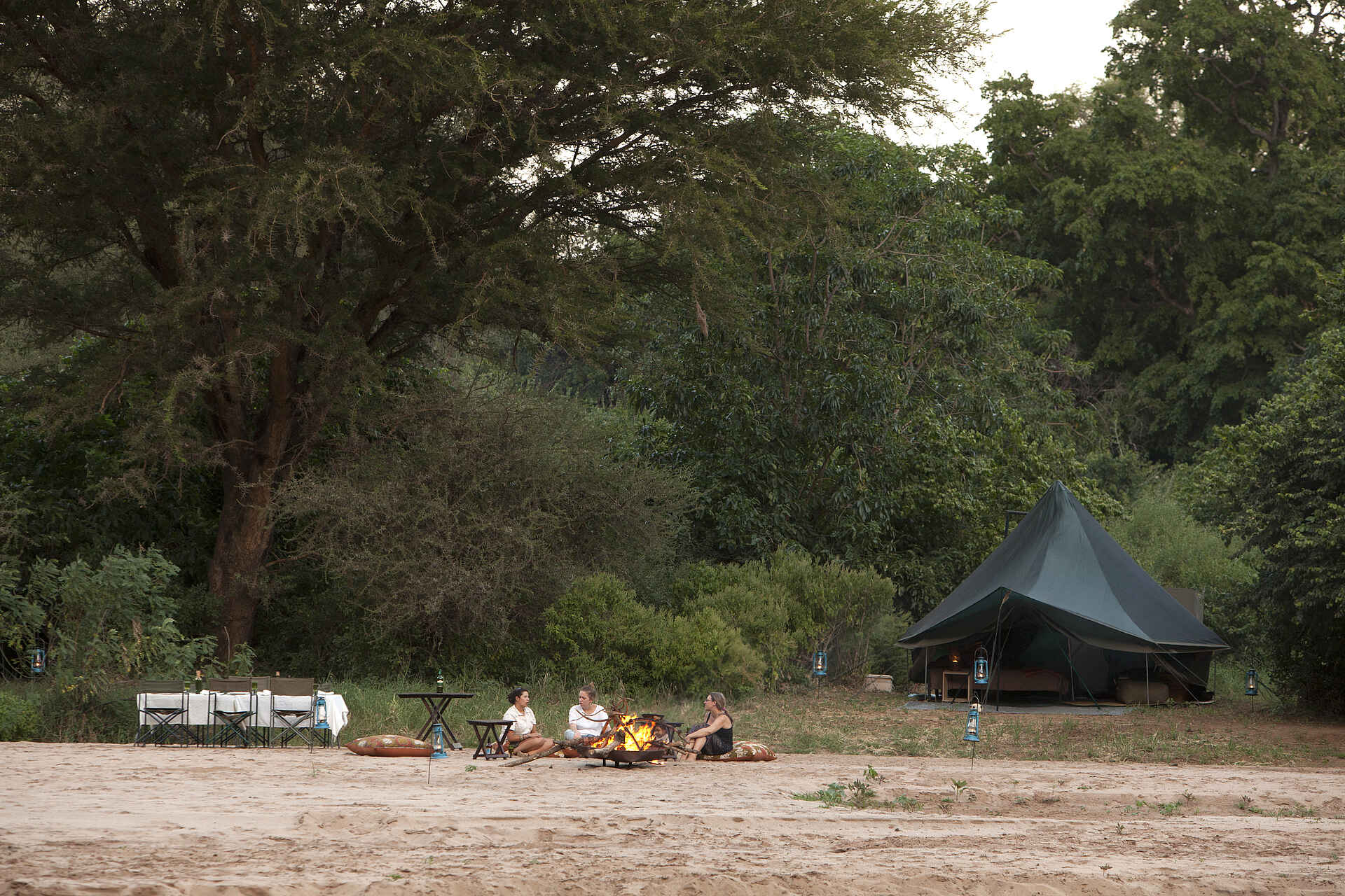 Jean Plessis, Lake Manyara, Wayo Africa, Wayo Manyara Green Camp, Endabash River, Flussufer, Gästezelt, Lunch, Afrikarma, Afrikarma Safaris, Afrikarma Safaris - Wildnis. Hautnah., Afrikarma.de