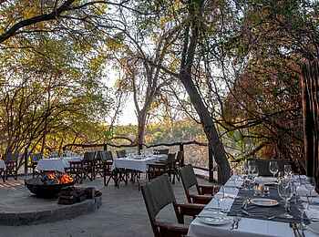 Jock Safari Lodge – Main Lodge: Essbereich im Freien