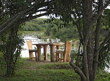 Naibor Camp: Abendessen auf gemütlichen Holzstühlen Naibor Camp: Abendessen auf gemütlichen Holzstühlen