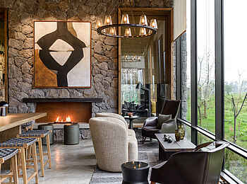 Singita Kwitonda Lodge: Kamin und Sitzgruppe Singita Kwitonda Lodge: Kamin und Sitzgruppe