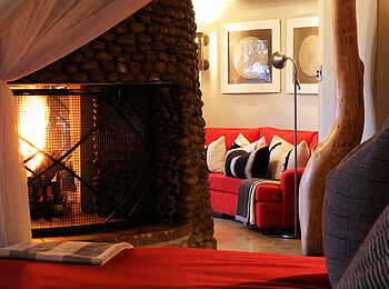 Thanda Safari Lodge: Lounge mit Kamin Thanda Safari Lodge: Lounge mit Kamin