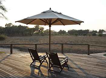 Anabezi Luxury Tented Camp: Blick über die Graslandschaft vor dem Camp