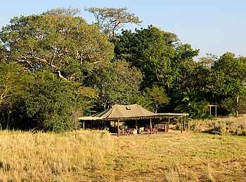Busanga Bush Camp: Die Main Lodge von den Busanga Plains aus gesehen Busanga Bush Camp: Die Main Lodge von den Busanga Plains aus gesehen