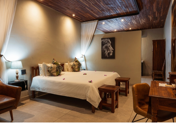 Chobe River Lodge: Schlafbereich und Schreibtisch Courtyard Suite