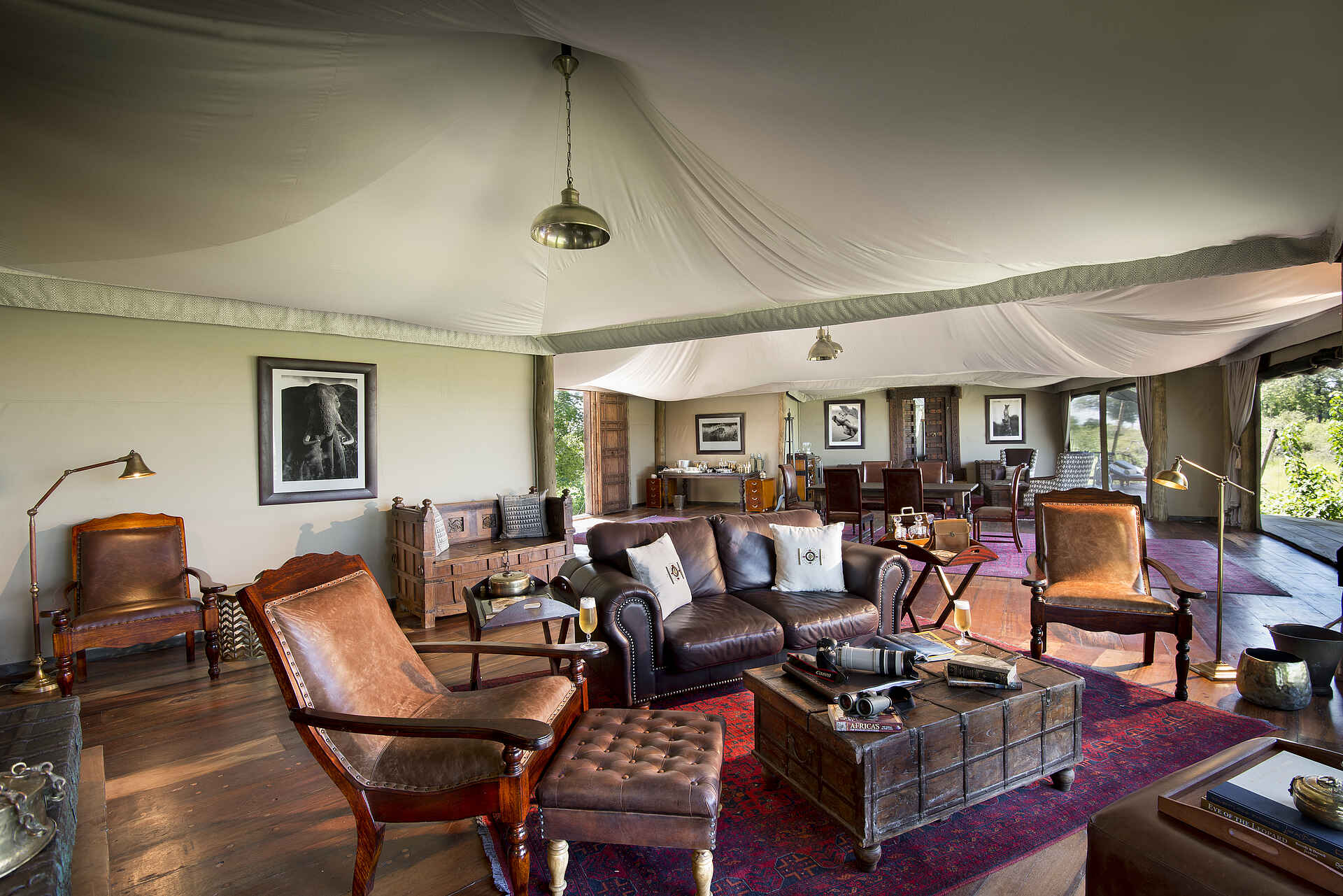 Duba Konzession, Duba Plains Suite, Great Plains Conservation, NG 23, Okavango-Delta, Duba Plains, Fernglas, Kamera, Sofa, Teppich, Truhe, Afrikarma, Afrikarma Safaris, Afrikarma Safaris - Wildnis. Hautnah., Afrikarma.de