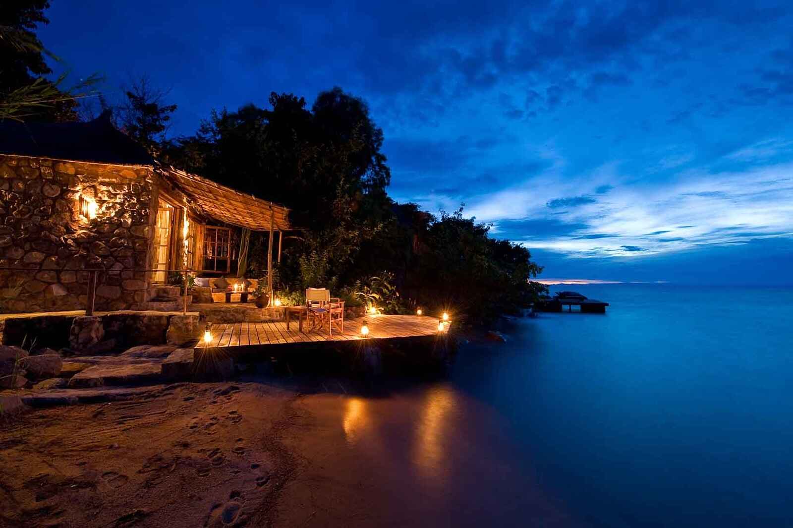 Kaya Mawa: Nächtlich erleuchtetes Gästechalet Kaya Mawa: Nächtlich erleuchtetes Gästechalet