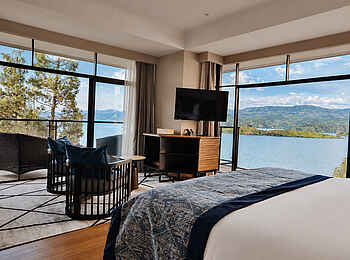 Lux Lake Kivu Hotel: Royal Villa Schlafbereich mit Ausblick