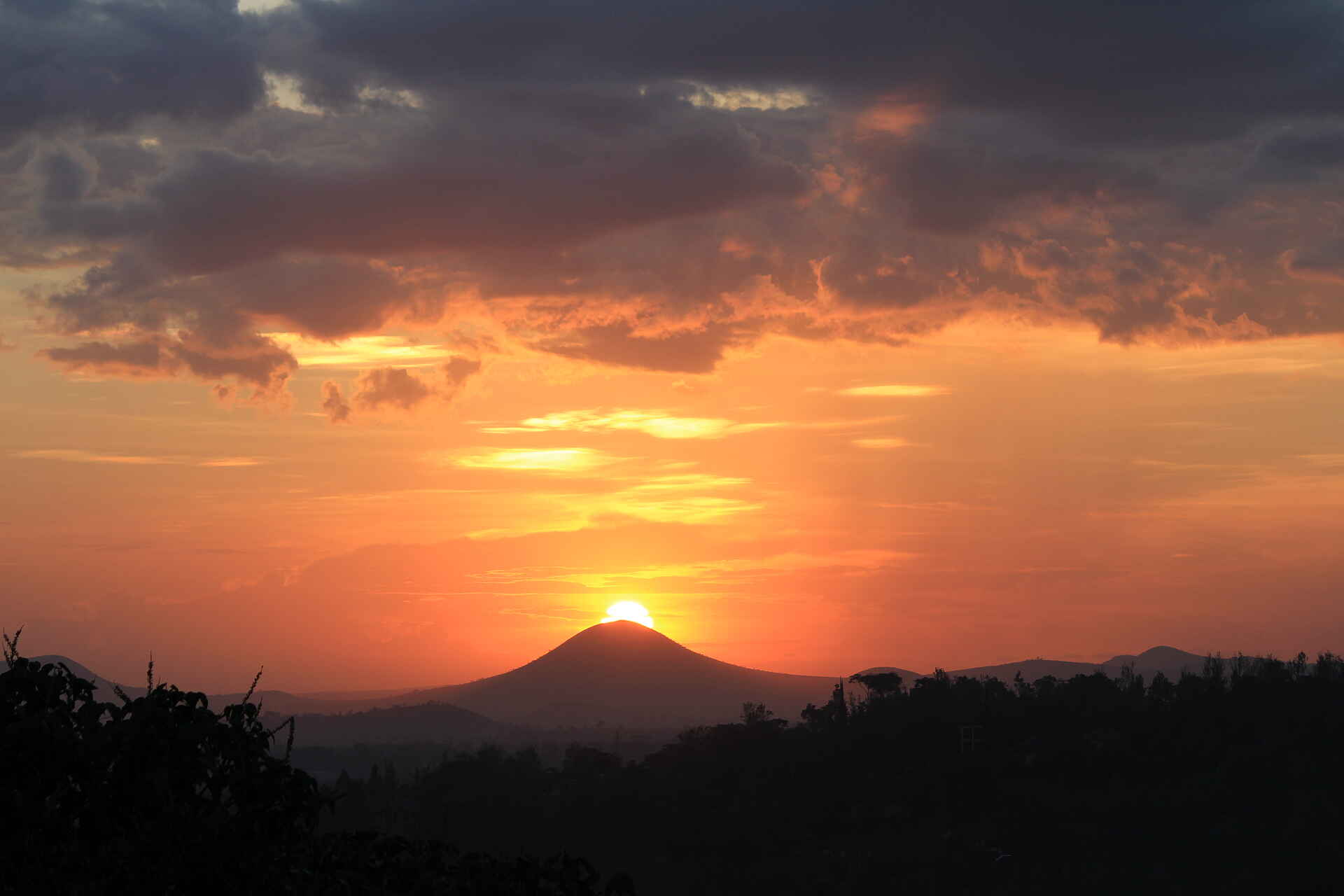 Machweo Wellness Retreat: Sonnenuntergang über dem Mount Meru machweo wellness retreat, arusha, arusha nationalpark, axel janssens, janssens, mount meru, sonnenuntergang, afrikarma, afrikarma safaris, afrikarma safaris - wildnis. hautnah., afrikarma.de