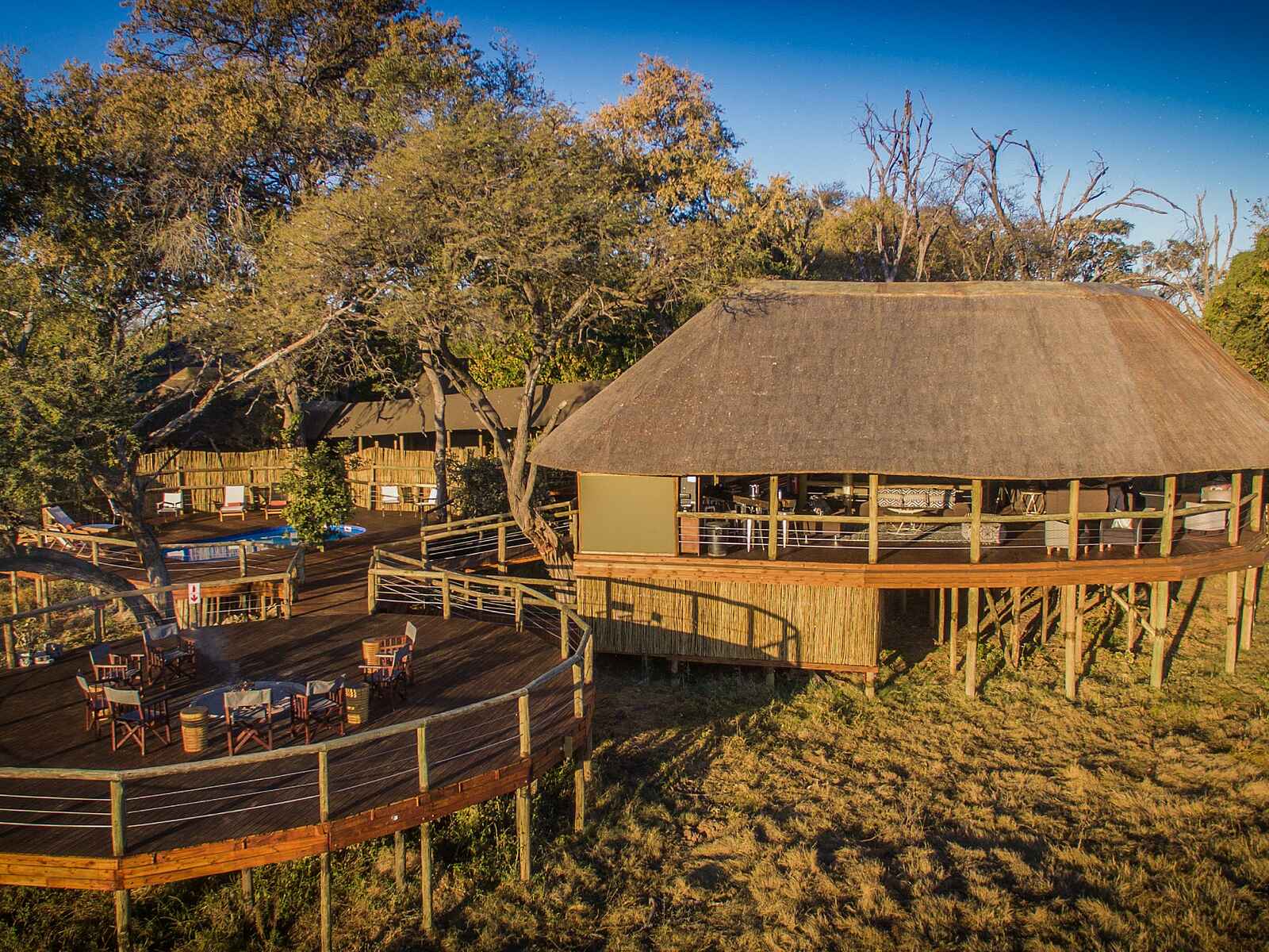 Mma Dinare Camp: Blick auf Boma und Hauptbereich Mma Dinare Camp: Blick auf Boma und Hauptbereich